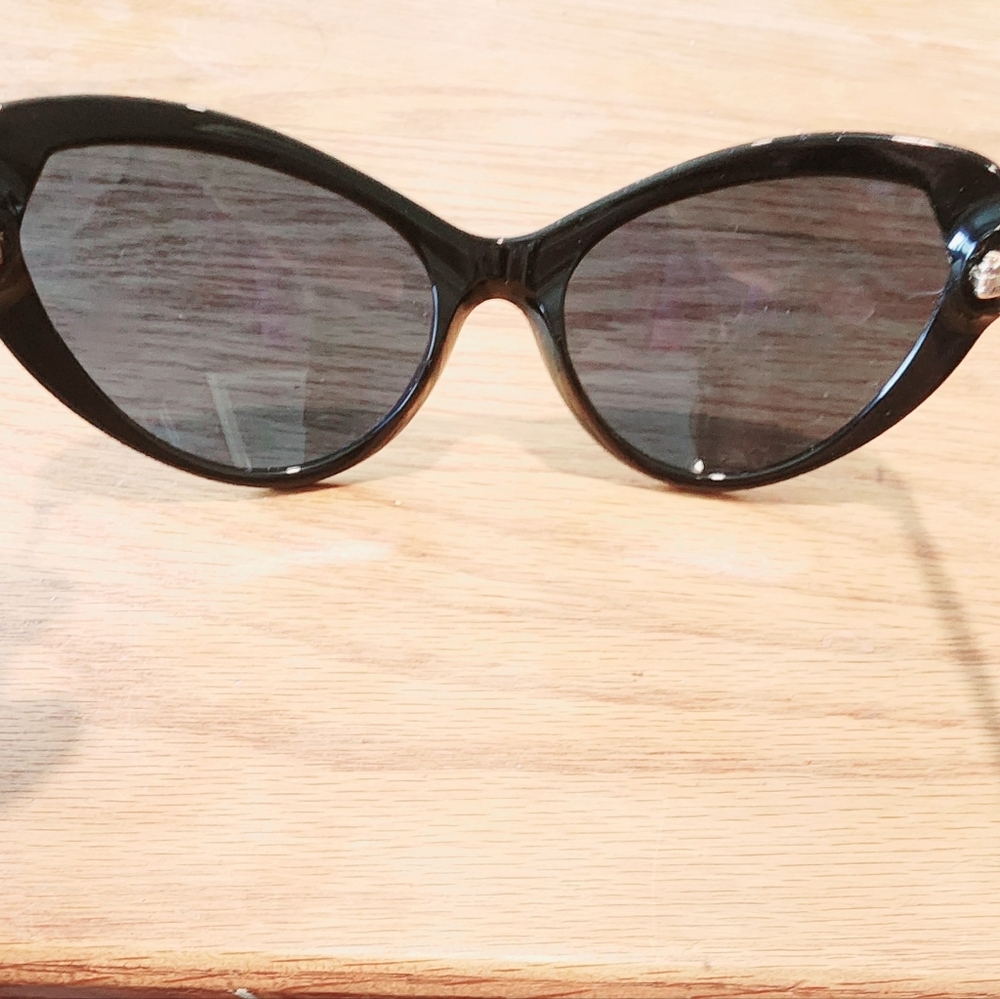 COPY - Tory Burch Chic Black Cat-Eye Sunglasses - Picture 7 of 7